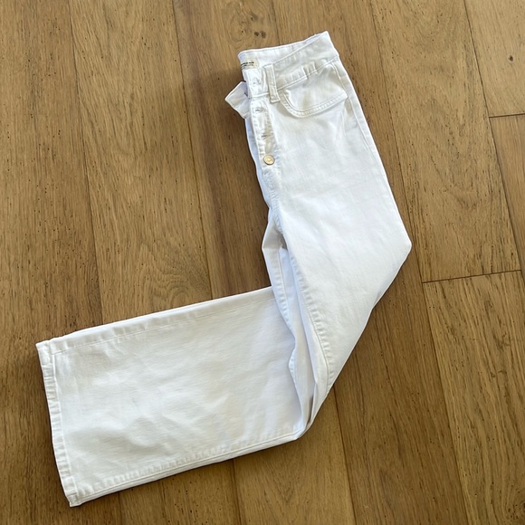 Stretchy white pants. - Picture 1 of 8